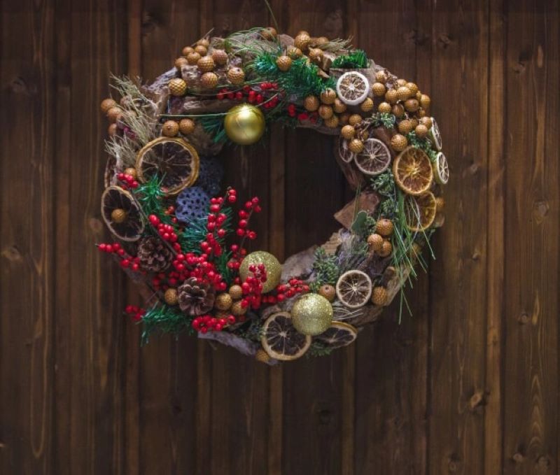 Decorating Your Mantle With Artificial Christmas Wreaths And Garlands