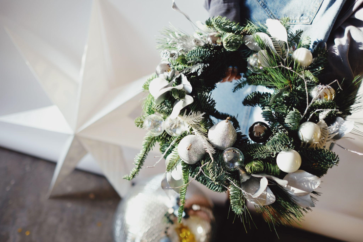 Shimmering Wreaths: Tips for a Festive Holiday